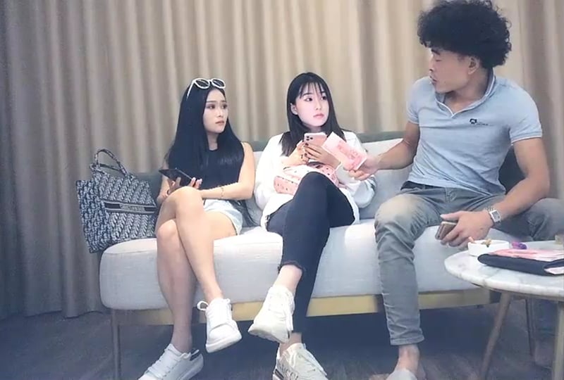 一次叫了两个妹子,本以为可以双飞