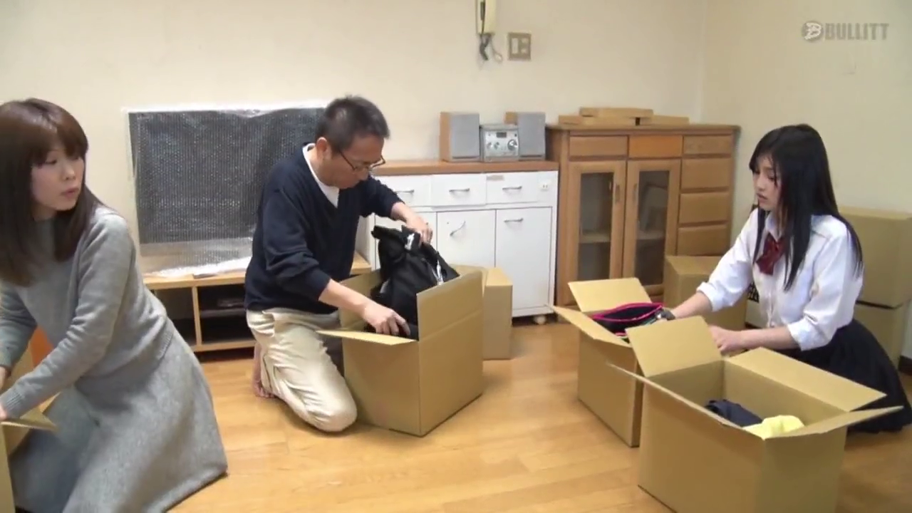 再婚相手の連れ子が無防備な女子校生で股間暴走生中出し!4時間SP